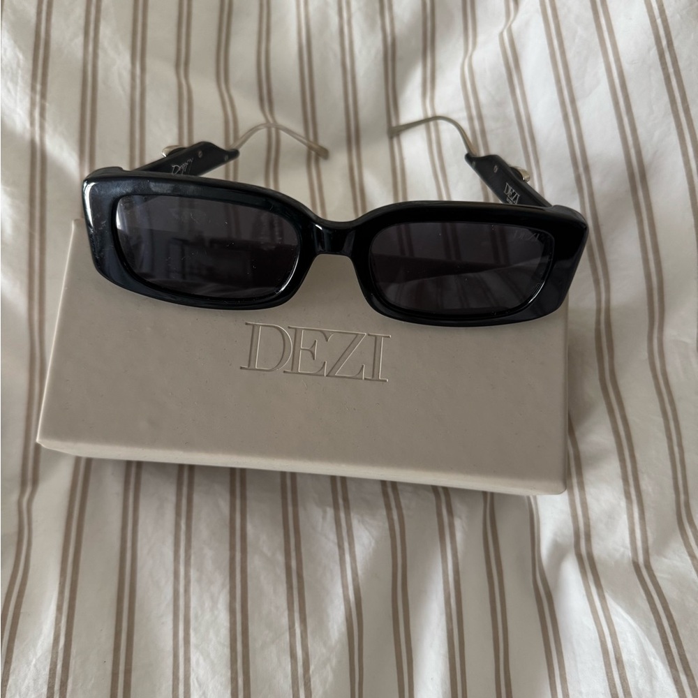 DEZI Sleek Black Sunglasses